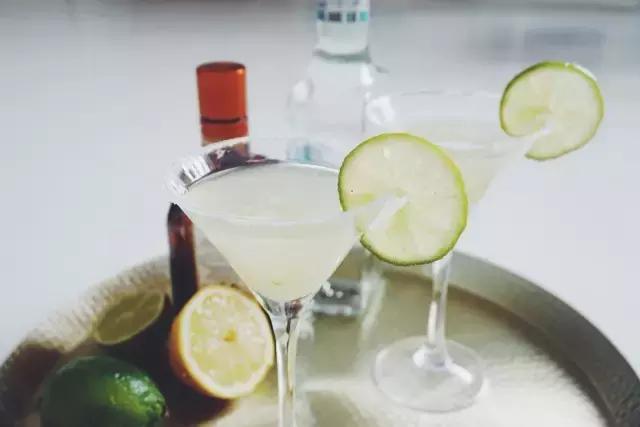 女生适合喝什么鸡尾酒比较有品味,最适合女生的10款鸡尾酒