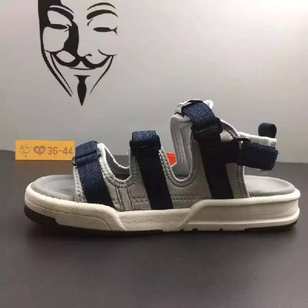 今年流行的凉鞋是哪一些,今年最火的4款凉鞋清爽又时髦