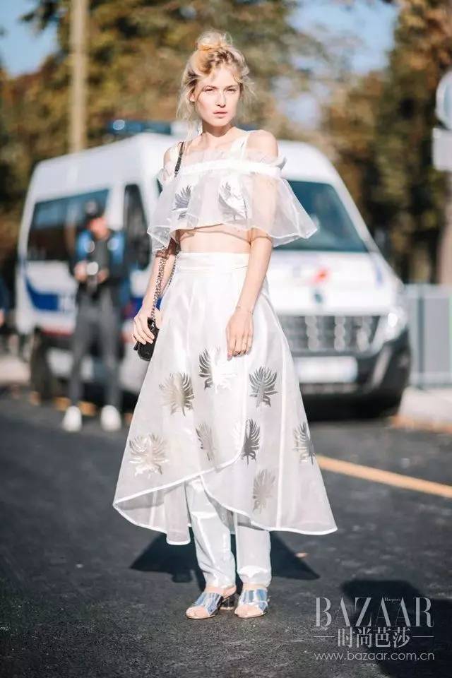 你穿一字肩膀子大?周冬雨她们的吊带款就能这么瘦,到底怎回事?