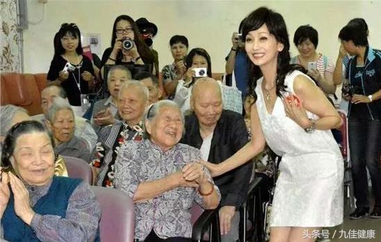 睡前10个动作调理卵巢,卵巢衰退的经络调理