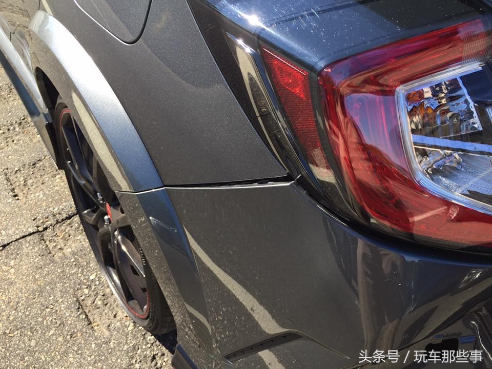 思域汽车被追尾后备箱变形,70多万新款思域
