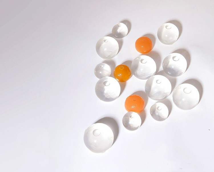 这一颗颗像是露珠的水球竟然可以喝下肚，这是消减矿泉水瓶的重要发明