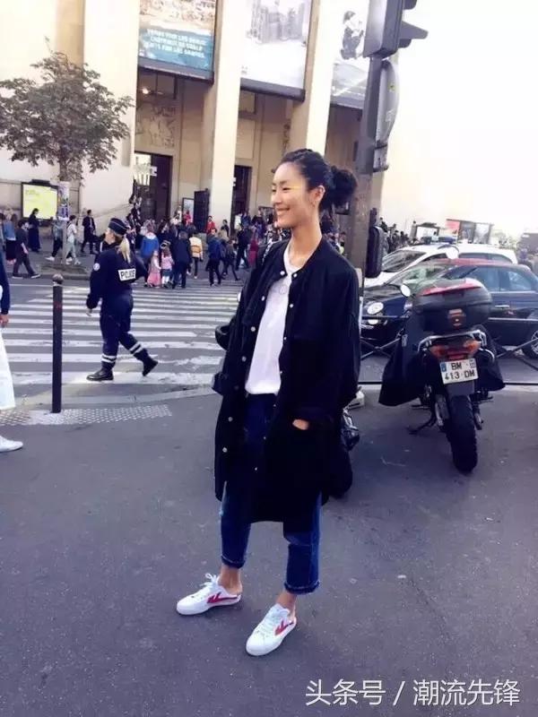 杨幂这双鞋子是什么牌子的,杨幂最近穿的回力小白鞋