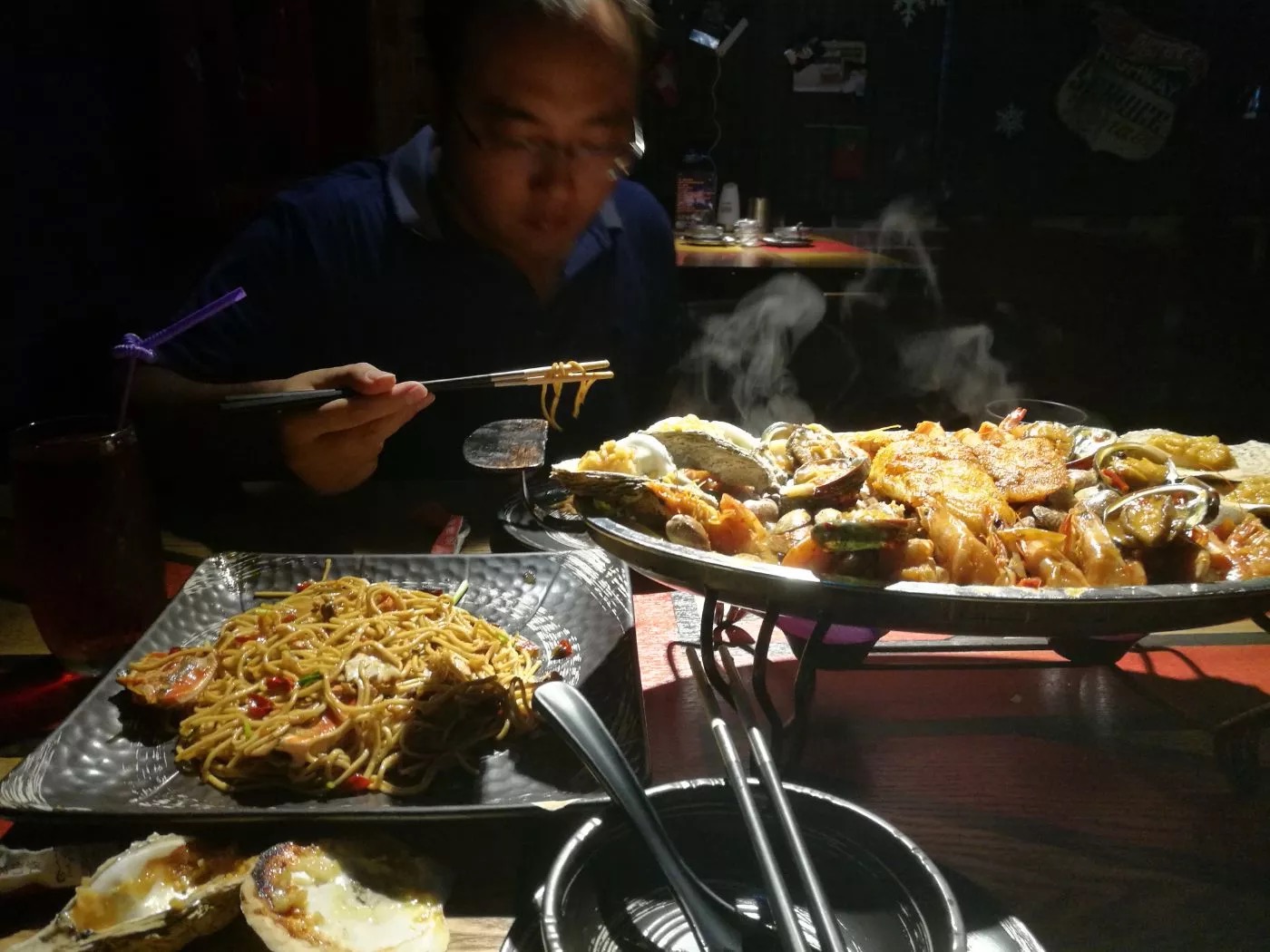 90后开一家美食小店,开一家海鲜自助餐厅一年赚多少钱