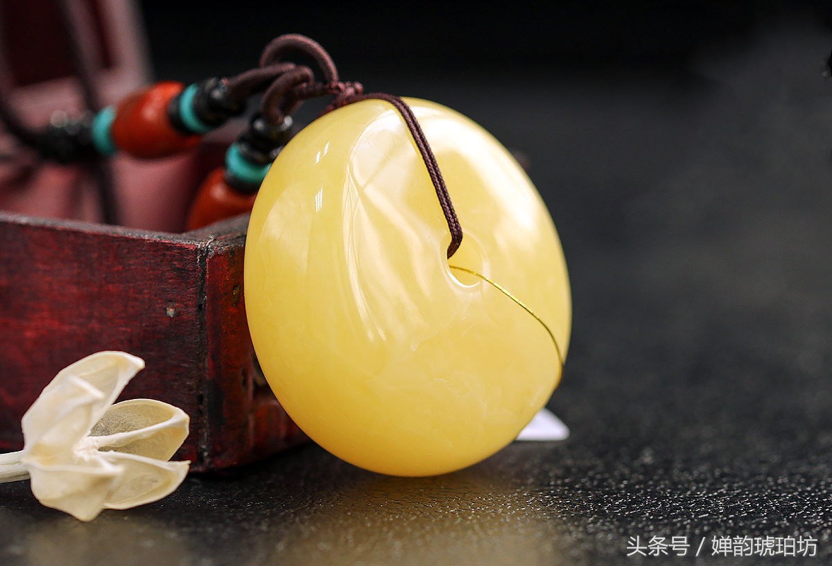 琥珀蜜蜡对女人的功效作用有哪些,琥珀蜜蜡的功效副作用有哪些