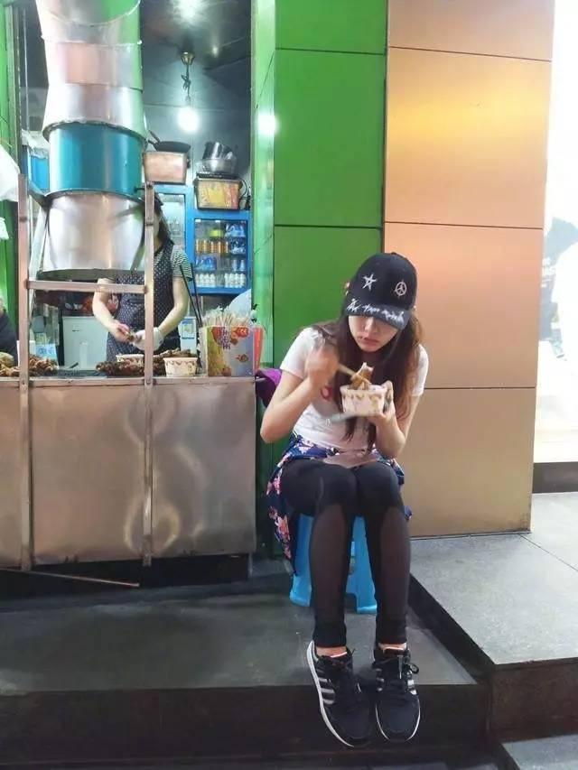 十几岁为贴补家用上节目当模特,脸被当成画盘的林允满脸不情愿~