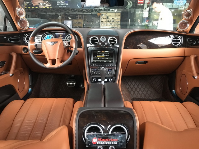 12款宾利欧陆音响改造,街拍新款宾利欧陆音响