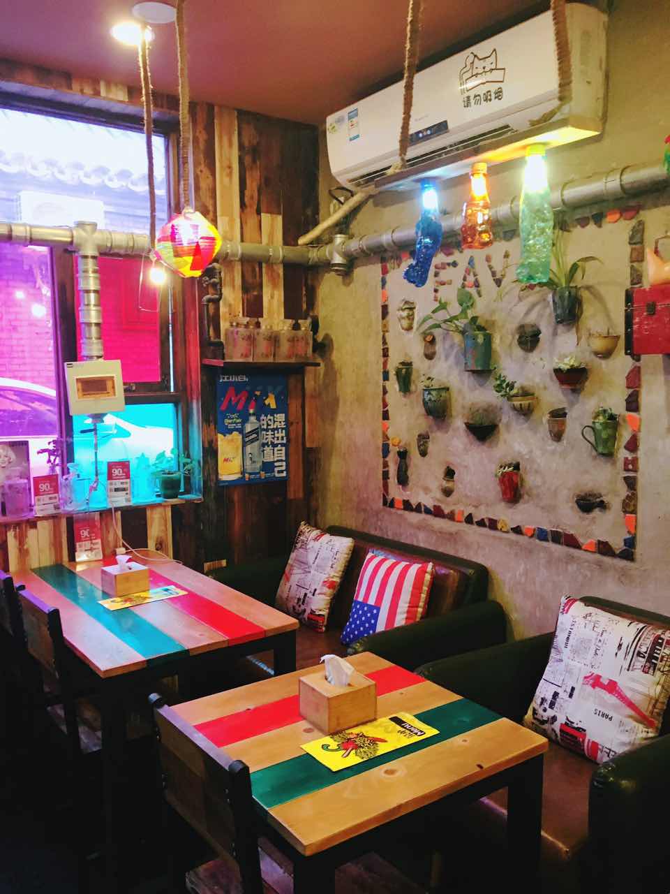 脚步丈量风情,在北京胡同里遇见嘻嘻辣串儿啤—嘻嘻辣东直门店记