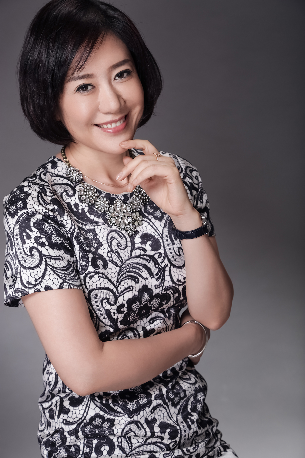 职场白领员工商务形象照,在家怎么拍职场正装照