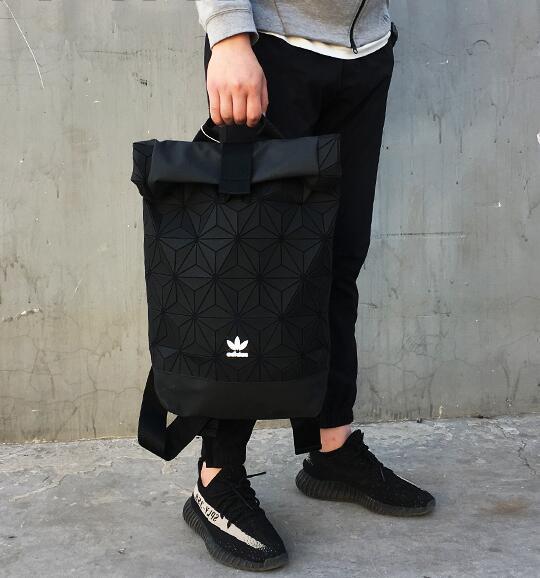 adidas三叶草和三道杠的双肩包,adidas双肩包三叶草