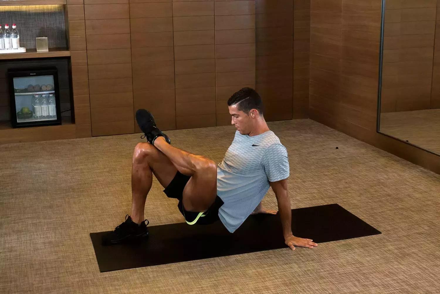 独家｜C罗来中国也不忘健身，GQ偷袭拍了一段视频