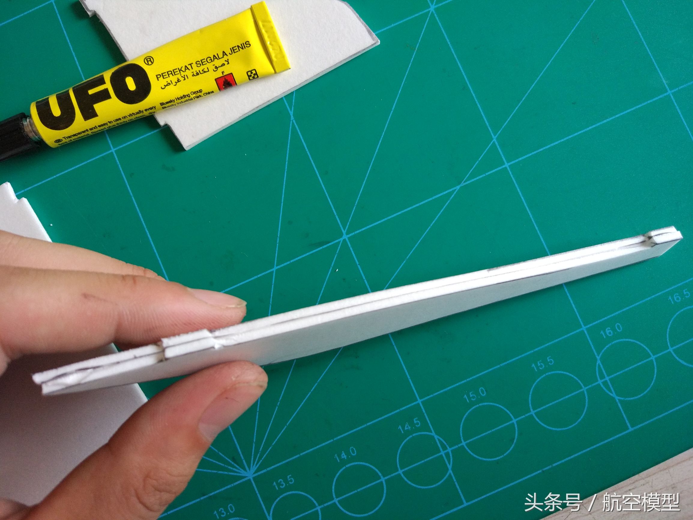 自制遥控小飞机只要一个小马达,自制一架小飞机