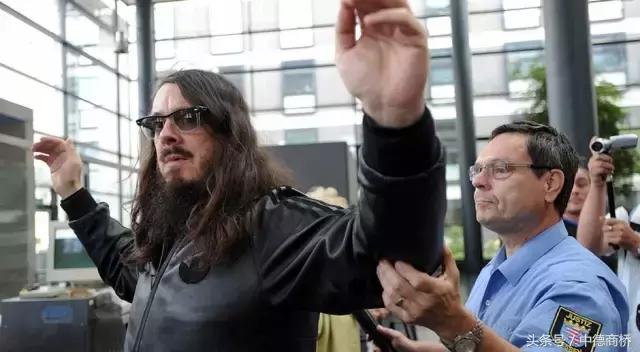 除了不能行纳粹礼，喝酒碰杯也必须注视着对方眼睛？