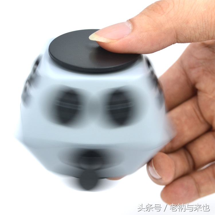 「伪测评」多功能-指尖陀螺（点烟器、补光灯、开瓶器、指南针）