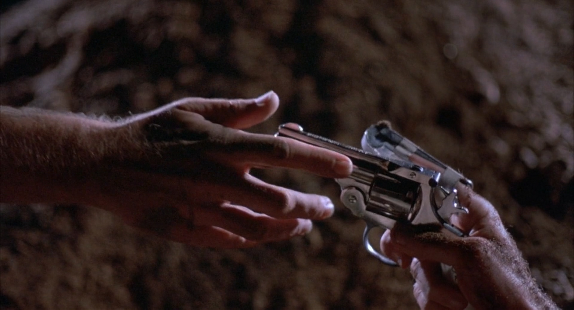 一部科恩兄弟导演的处女作品！却成了《三枪拍案惊奇》的导师！