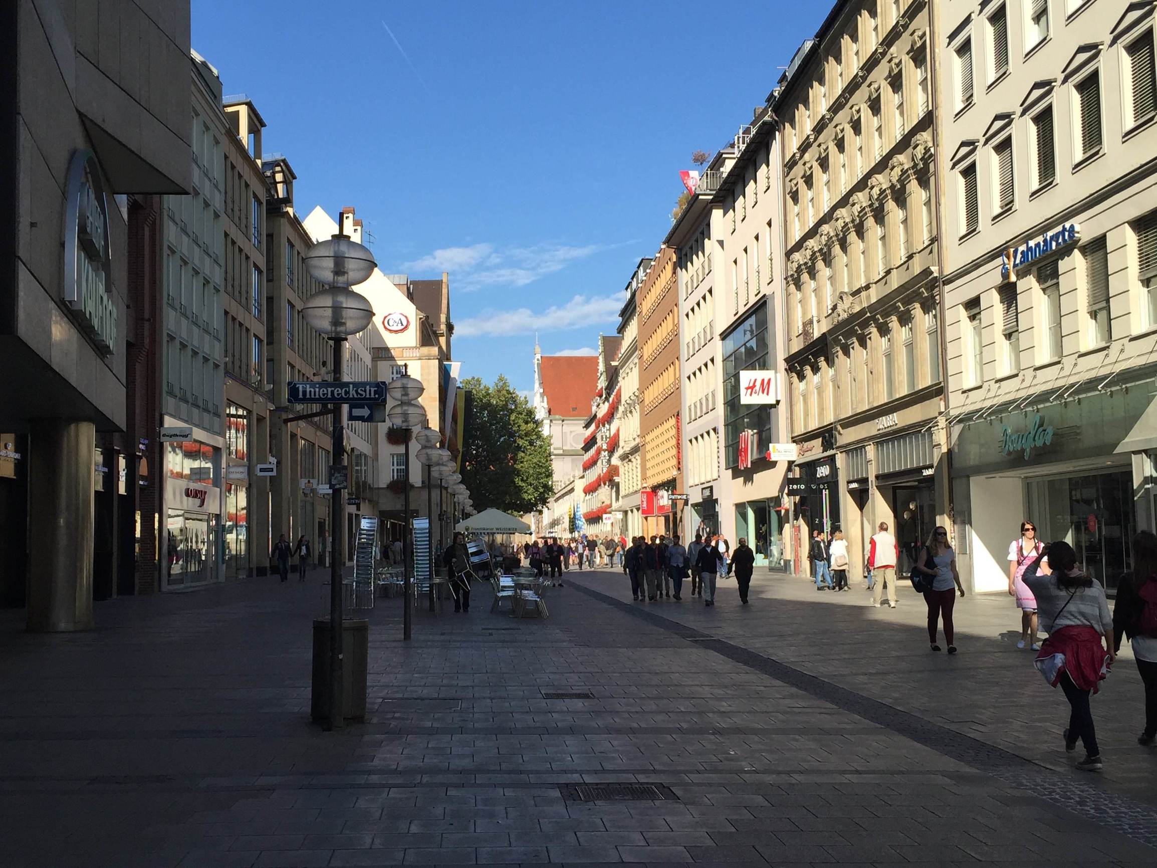 除了啤酒足球汽车,这里还有*情纵**的购物体验