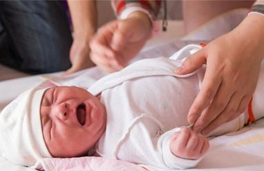 宝宝退烧后拒奶,宝宝洗完澡后发烧哭闹不止