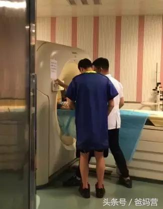 孩子摔跤到膝盖出血该怎么处理,四岁孩子摔跤缝了22针