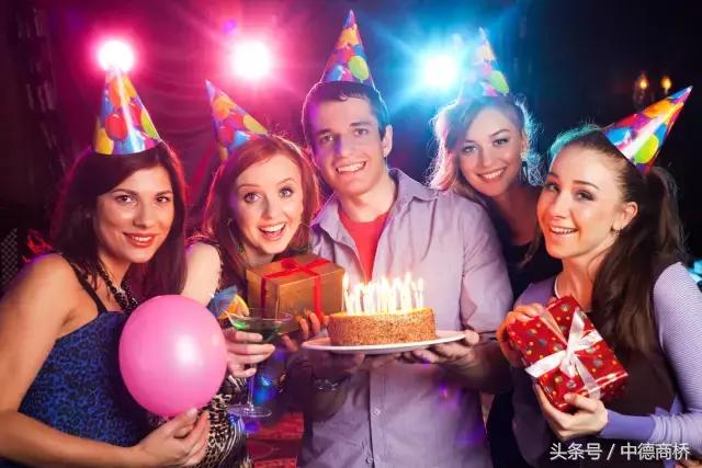 除了不能行纳粹礼，喝酒碰杯也必须注视着对方眼睛？