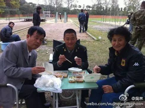 吴京鸭血粉丝汤,吴京南京吃的鸭血粉丝