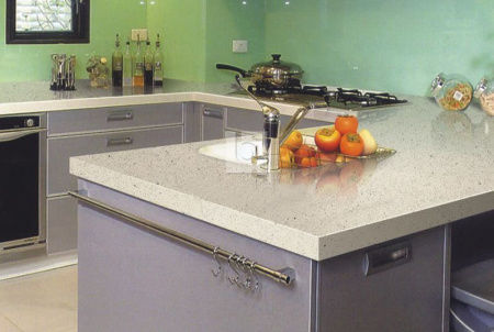 为啥石英石做橱柜台面也开裂,人造石橱柜台面耐用吗