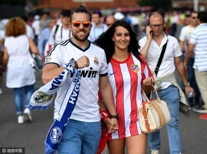 推晕客队女球迷，看一看欧洲球迷是怎样做的足球场不是法外之地