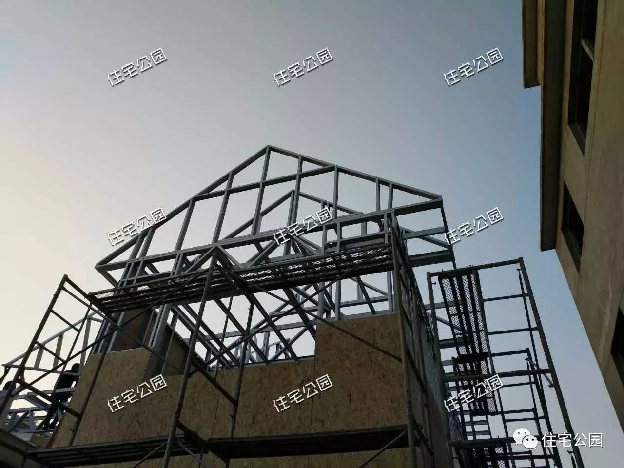 农村小伙花30万自己盖钢结构别墅,农村花30万建轻钢别墅