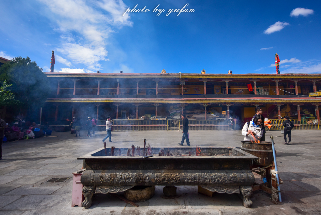 拉萨有哪几个寺庙,拉萨有一个建在山上的寺庙