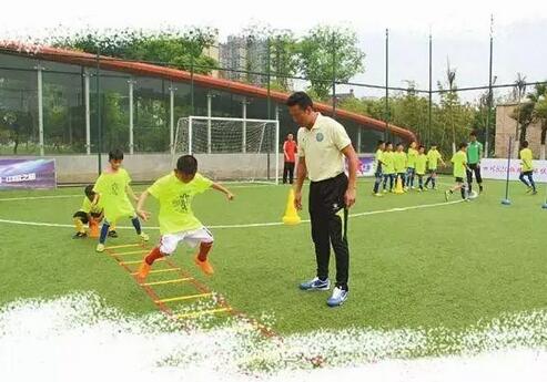 全国校园足球特色学校有什么政策,成都全国青少年足球
