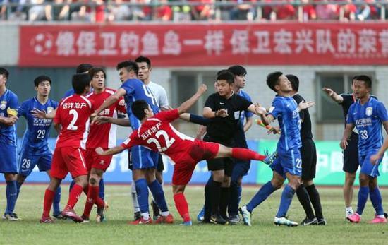 瓒冲崗閲嶇綒椋炶腹鐞冨憳,瓒冲崗涓氫綑姣旇禌澶勭綒