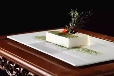 一般餐厅餐盘摆放技巧,餐厅上菜托盘