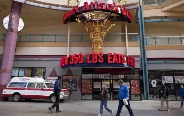 汉堡顶5斤肉,吃完心脏搭桥,代言人死了俩还有一群人抢着吃!