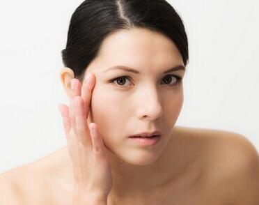 干皮缺水出油长痘用什么护肤,皮肤干燥缺水会长痘吗