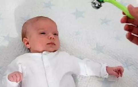 李亚男晒二胎女儿满月照，吸吮手指软萌可爱！附1-2月宝宝早教