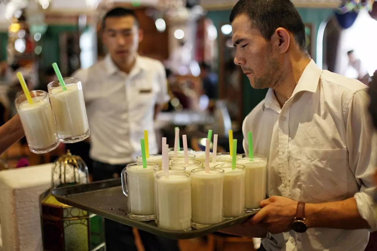 大手牵小手我们一起走,大手牵小手我们一起走图片