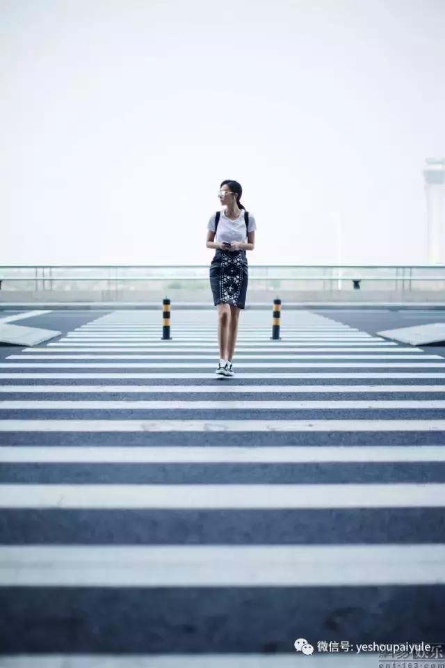 明星尬拍名场面,明星机场撞柱子尬舞