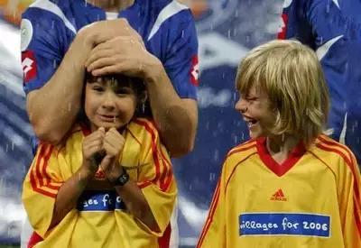 怎么跟女朋友一块看足球比赛,如何让不看足球的女朋友看足球