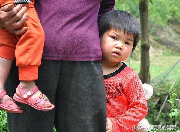 三岁宝宝突然吐血,宝宝哭妈妈很暴怒反应心疼