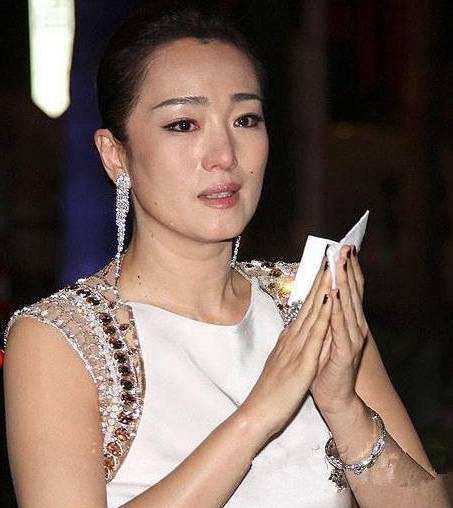 张艺谋巩俐陈婷对比,狠心抛弃原配