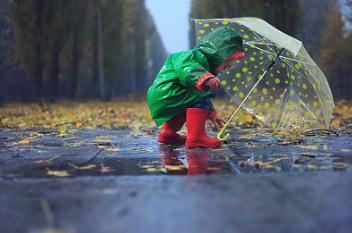 小孩为什么爱踩大人的脚,小孩为什么都爱踩水坑