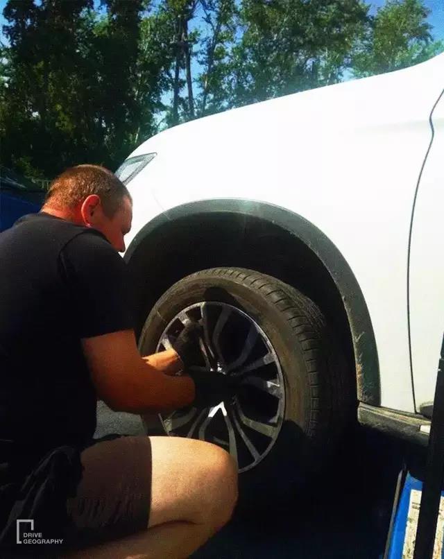 她单枪匹马从杭州出发,开着开着到了非洲腹地