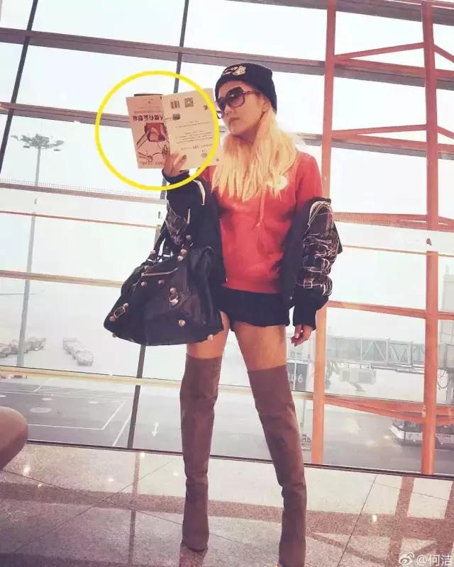 明星尬拍名场面,明星机场撞柱子尬舞