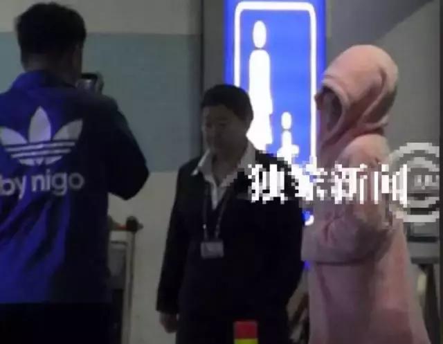 明星尬拍名场面,明星机场撞柱子尬舞