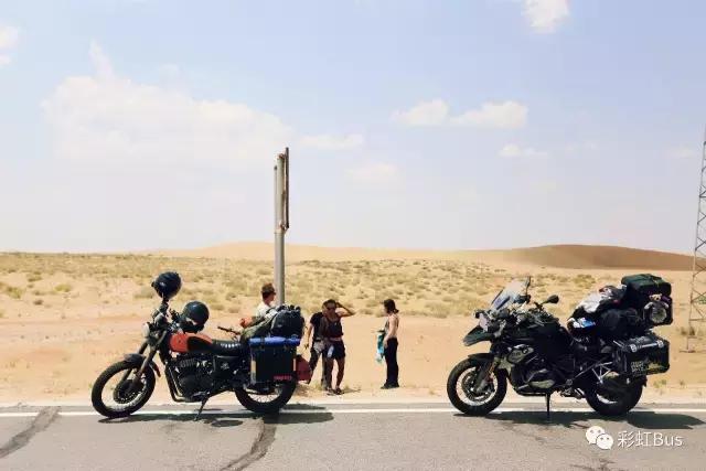 90后情侣骑摩托在额济纳，不小心拉了次最贵的屎