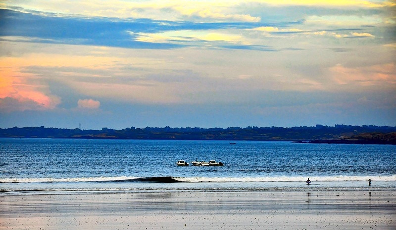 外国小哥脚上的水泡被踩烂,外国小哥下河洗脚摔进去了