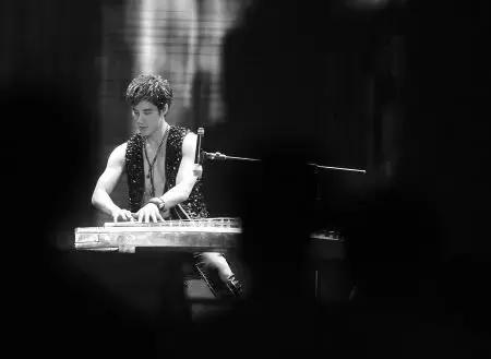 爱豆弹钢琴视频,会弹钢琴的女爱豆