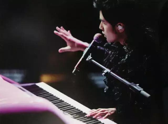 爱豆弹钢琴视频,会弹钢琴的女爱豆