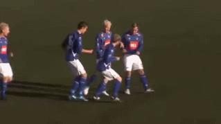 足球打耳光的庆祝动作,足球场上庆祝宝宝出生的动作