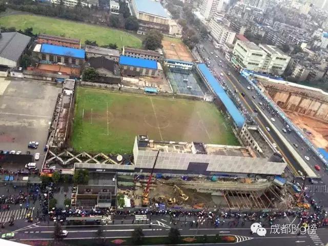 十几年过去了，这儿终于又被成都球迷包围了