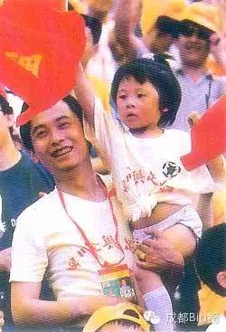 十几年过去了，这儿终于又被成都球迷包围了